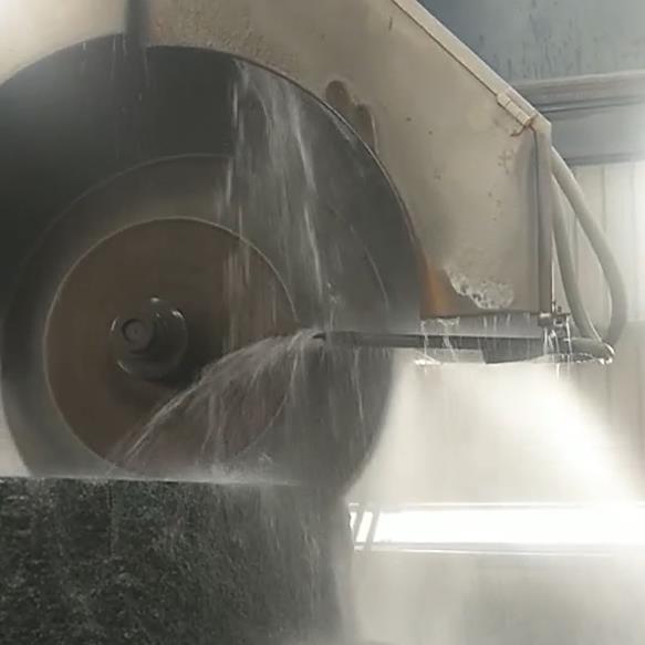 How does a granite stone cutting machine work?